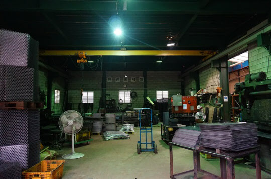 공장 내부의 모습. 화목난로를 만들 때 쓰는 각종 자재와 기계들이 자리해 있다. /우고운 기자