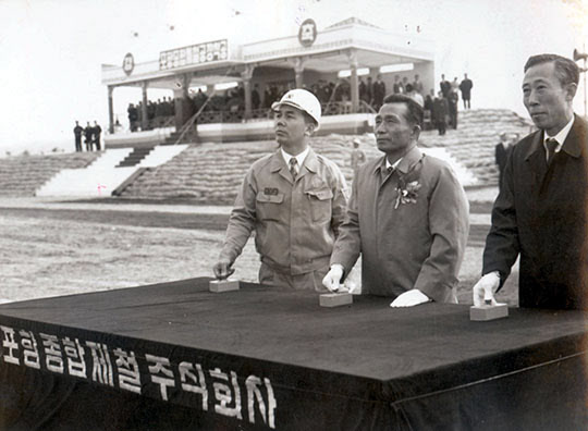 1970년 4월 1일 거행된 포철1기 공사 착공식. 오른쪽부터 김학렬 부총리, 박정희 대통령, 박태준 사장이 버튼을 누르고 있다./조선일보DB