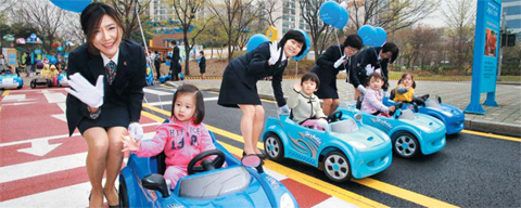 지난 4월 서울시 노원구‘로보카 폴리 어린이 교통공원’에서 어린이들이 도로 안전 교육을 받고 있다.