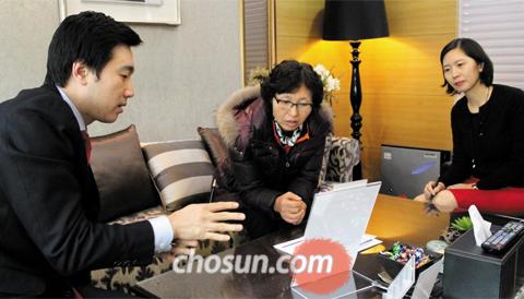 지난 19일 오후 복합 점포인 서울 신한은행 PWM목동센터점에서 주부 박모(가운데)씨가 한자리에서 은행과 증권사 직원을 만나 공동 상담을 받고 있다