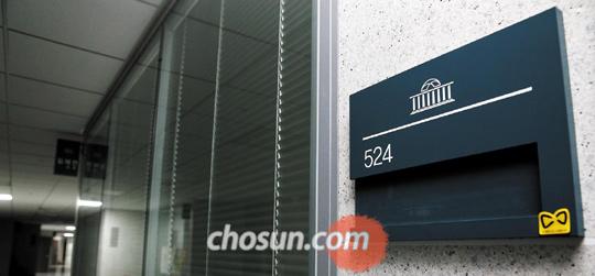 
	국회 의원회관 5층에 있던 통합진보당 사무실 명패가 24일에는 제거돼 있다.
