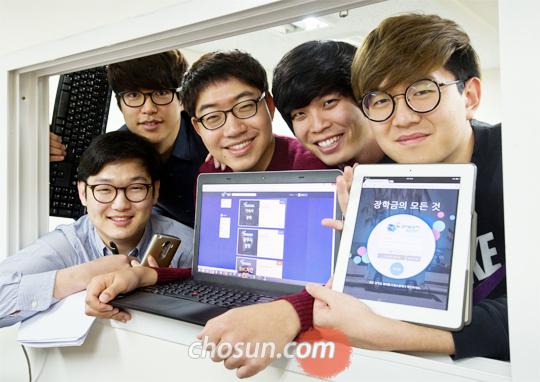 
		국내 최초 장학금 정보 제공 프로그램 ‘드림스폰’을 개발한 안성규(왼쪽 위)씨와 동료들. 이들이 만든 사이트는 전국 2600여개, 총액 4조원 규모의 각종 장학금 정보를 망라하고 있다. /김지호 기자
