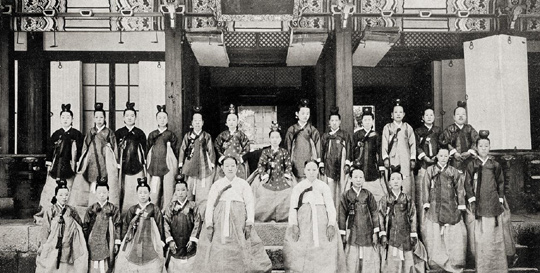 1906년 순정효황후(가운데) 주관으로 열린 친잠례 행사.