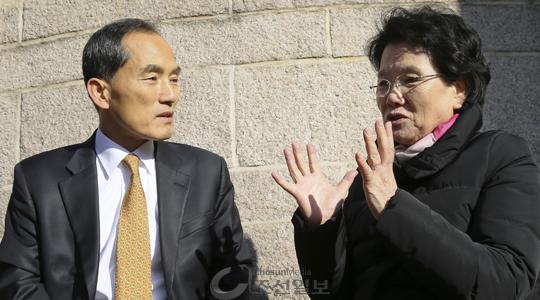 최보식 선임기자와 이명자씨 사진
