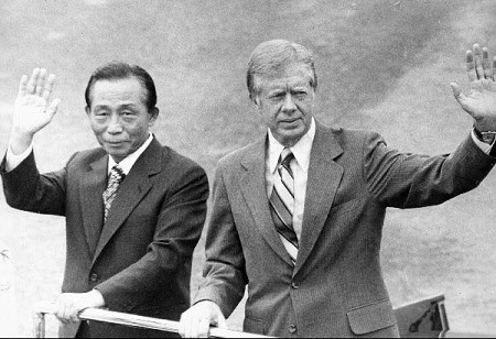지난 1979년 6월 말 지미 카터 미국 대통령이 방한했을 때 모습. 박정희 당시 대통령과 함께 오픈카를 타고 환영 인파에게 손을 흔들고 있다. /조선일보DB