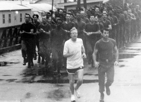 카터 전 미국 대통령이 자신의 재임 시절인 지난 1979년 6월 방한했을 때 주한미군 장병들과 함께 왕복 5km 조깅을 하고 있는 모습. /조선일보DB