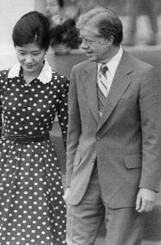 지난 1979년 6월 말 퍼스트레이디 대행이던 박근혜 대통령이 방한한 지미 카터 당시 미국 대통령과 대화를 나누는 모습. /조선일보DB