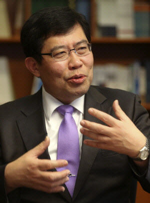 윤창현 금융연구원장은 디플레이션을 '독약'이라고 표현하며 “디플레이션 심리가 고착화되는 것을 막으려면 현재 연 2.0%인 기준금리가 0%까지 내려가는 것도 생각해야 한다