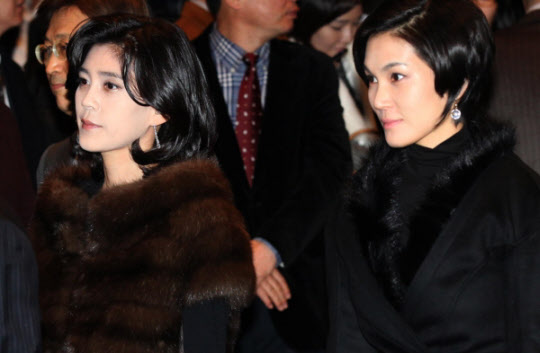 2012년 1월 2일 신라호텔에서 열린 삼성그룹 시무식에 참석하기 위해 호텔 로비에 도착한 이부진 호텔신라 사장(왼쪽)과 이서현 제일모직 부사장 /조선일보DB