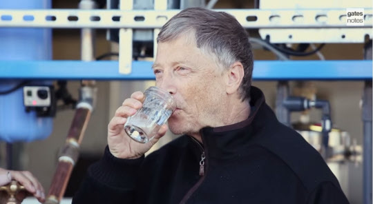 사람의 배설물로 만든 물을 마시는 빌 게이츠./게이츠노트(빌 게이츠 블로그)