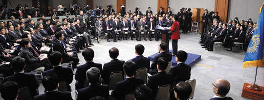 
	청와대는 12일 박근혜 대통령의 신년 기자회견에서 연단과 기자석 간 거리를 과거에 비해 좁혔다.
