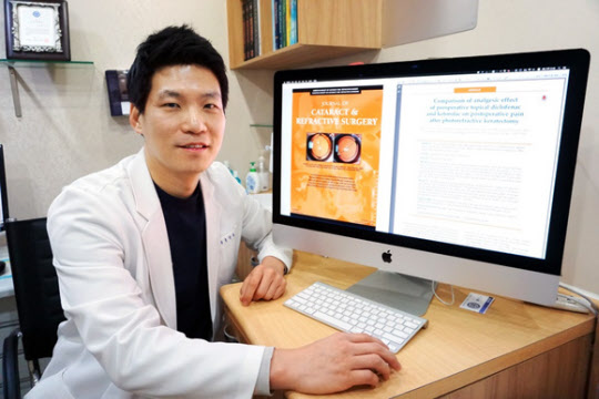 홍진표 새얀안과 원장은 라섹수술 전 안약 주입으로 통증을 완화하는 치료법을 개발했다.