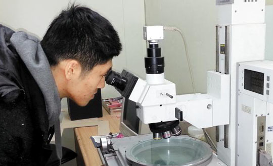 과학고에서 한 학생이 알엔드이 활동으로 실험을 하고 있다.