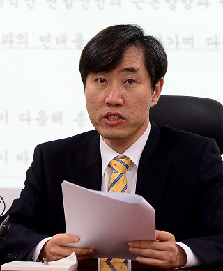 
	새누리당 하태경 의원이 15일 오후 서울 여의도 국회의원회관 제4세미나실에서 기자회견을 하며 종북세력이 무장투쟁 교부보로 야권연대를 이용했다고 설명하고 있다. /뉴시스
