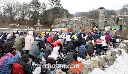 
	5000명의 108배 - 지난 9일 월악산 미륵세계사를 찾은 108산사 순례단이 108배를 올리고 있다. 통일신라 말에 창건된 이 사찰은 지금은 터만 남았지만 높이 10.6m 석조 미륵불과 몸길이 1.9m짜리 돌거북 등이 노천 박물관을 방불케 한다.
