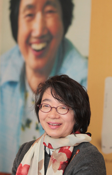 4주기를 맞은 소설가 박완서(사진 배경)의 맏딸인 수필가 호원숙씨가 어머니를 회상했다.