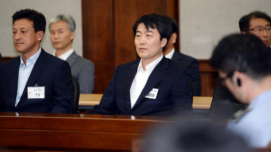 
	지난해 8월 항소심 재판이 열린 서울고등법원에 나온 이석기 전 의원(가운데).

