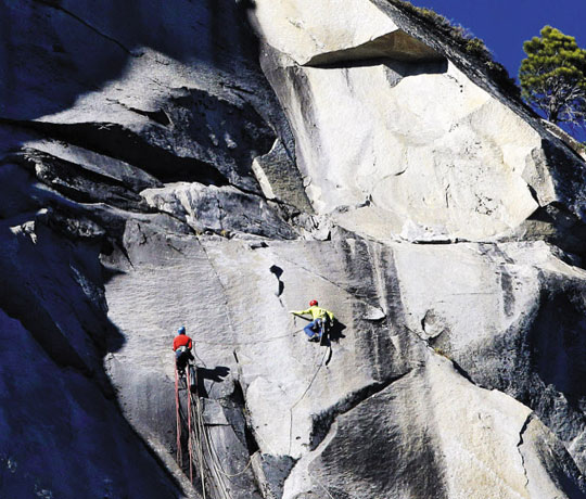 지난 14일 토미 콜드웰(오른쪽)과 동료 케빈 조르게슨이 미국 캘리포니아주 요세미티 국립공원에 있는 거벽 ‘엘캐피탄’에서 지구 상에서 가장 어려운 자유등반 루트로 알려진 ‘여명의 벽’을 통해 정상에 오르고 있다. 두 사람은 인공 장비에 의존하지 않고 자신들의 손과 발로만 등정을 하는 ‘자유등반’으로 이 암벽의 꼭대기에 섰다.