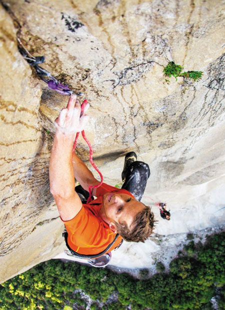 토미 콜드웰이 몇 년 전 요세미티 국립공원의 ‘엘캐피탄’ 암벽에서 등반을 하는 모습.