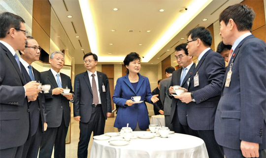 
	회의 시작前 신임 수석·특보들과 티타임 - 박근혜 대통령이 26일 오전 청와대에서 수석비서관회의를 갖기 앞서 새로 교체된 수석·특보들과 차를 마시며 얘기하고 있다. 왼쪽부터 조신 미래전략수석, 신성호 홍보특보, 이명재 민정특보, 우병우 민정수석, 박 대통령, 김성우 사회문화특보, 임종인 안보특보, 현정택 정책조정수석

