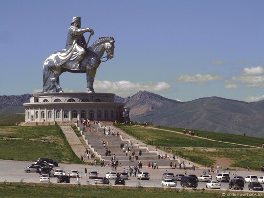 몽골 수도 울란바토르 외곽에 있는 칭기즈칸의 초대형 기마상.