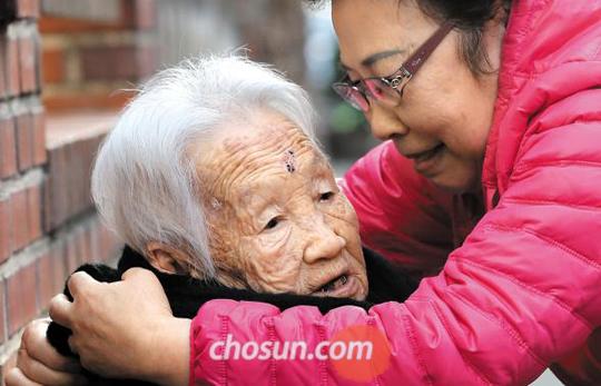 
	서울 성내동에서 101세 어머니 김금순씨를 모시고 사는 딸 권옥순(70)씨가 김씨의 목에 목도리를 감아주고 있다.
