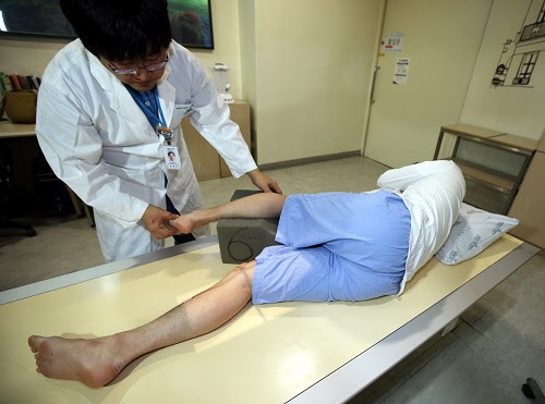 
	29일 오후 서울대학교병원에서 이완구 국무총리 후보자의 차남이 병역 관련 공개검증을 위해 X-레이 검사를 하고 있다. /뉴시스
