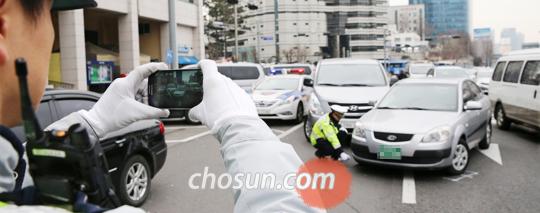 
	29일 오전 서울 남대문경찰서 앞에서 경찰이 사고 차량을 스마트폰으로 찍는 시범을 보이고 있다.

