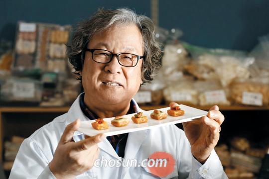 
	김규흔 한과 부문 명장이 지난 28일 경기 포천 신궁전통한과에서 자신이 제조한 한과를 들어 보이고 있다. 그는 한과 세계화를 목표로 두고 유네스코 등재에도 도전하고 있다고 했다.

