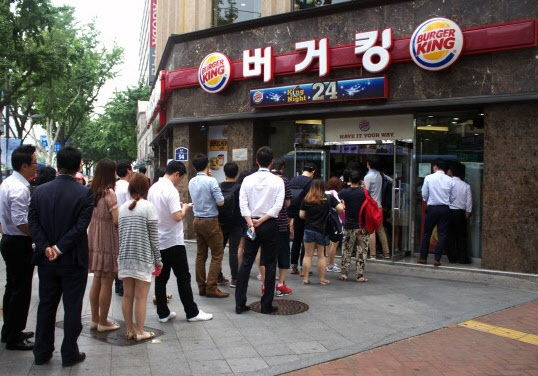 서울 도심의 한 버거킹 매장 앞에서 소비자들이 줄을 선 채 대기하는 모습./버거킹 제공
