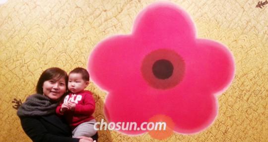 '꽃 그림 정말 좋아요!' 두 살배기 아들 슈안을 안고 김병종 작품 앞에서 기념사진을 찍고 있는 중국 관람객 리윤씨.