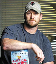 
	2012년 전쟁 경험담을 엮은‘아메리칸 스나이퍼(저격수)’출간 직후 촬영한 크리스 카일의 모습.
