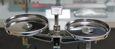 
	포스텍 연구팀이 개발한 철강 신소재(왼쪽). 같은 크기의 티타늄(오른쪽)에 비해 가볍고 강도는 비슷하다
