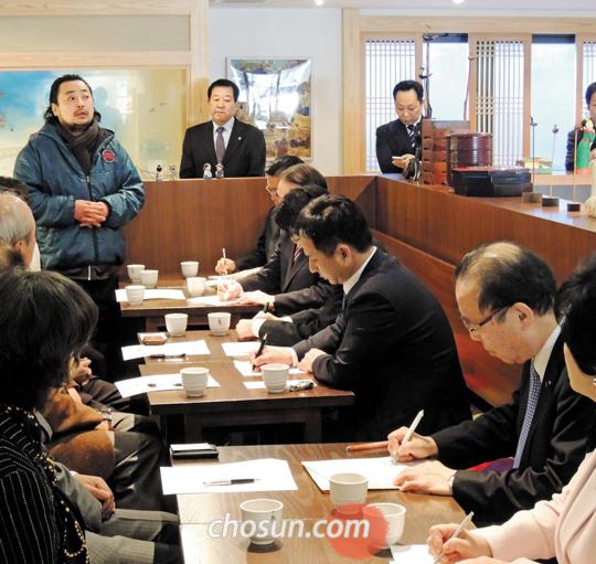 
	일본의 연립 여당인 공명당 의원들이 6일 일본 도쿄 신오쿠보의 한국 식당에서‘헤이트 스피치(인종차별적 혐오발언)’피해 사례에 관한 한인 상인의 증언을 듣고 있다.
