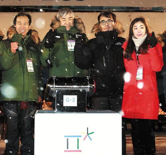 9일 강원도 평창 고원 전지훈련장에서 열린 ‘G-3년, 미리 가보는 평창’ 행사에서 평창올림픽 홍보대사 김연아(오른쪽부터), 김종 문화체육관광부 차관, 조양호 평창올림픽 조직위원장, 최문순 강원도지사가 평창올림픽의 성공적인 개최를 다짐하고 있다.