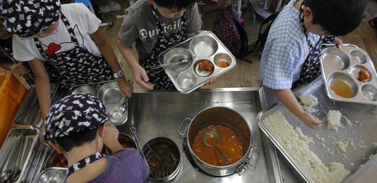 
	2011년 8월 서울의 한 초등학교에서 학교 급식을 하는 장면.
