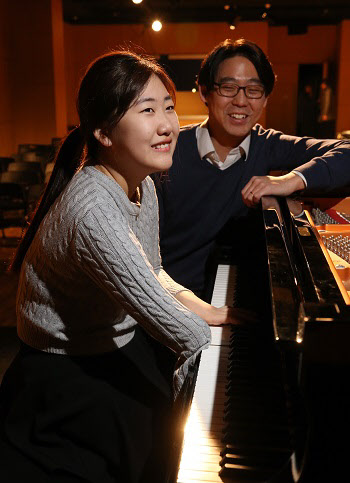 
 오른쪽 손이 없어 팔꿈치로 피아노를 연주하는 최혜연양이 지난 9일 서울 삼성동 서울종합예술실용학교에서 정은현 선생님이 지켜보는 가운데 'Amazing Grace'를 연주하고 있다. /오종찬 기자
