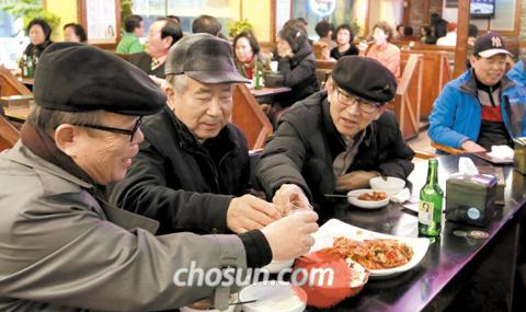 
	신중년들 사이 인기가 높은 서울 종로구의 한 주점에서 신중년 남성들이 술과 안주를 즐기고 있다.
