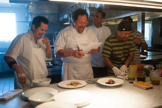 '아메리칸 셰프'의 감독 겸 주연 존 파브로(가운데 종이 들고 있는 사람)와 배우들이 영화의 실제 모델이 된 로이 최(오른쪽)와 함께 요리를 하고 있다.