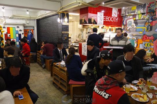 사람들이 12일 저녁 이태원 경리단길 더 부스(The Booth)에서 수제맥주와 피자를 즐기고 있다. /송병우 기자