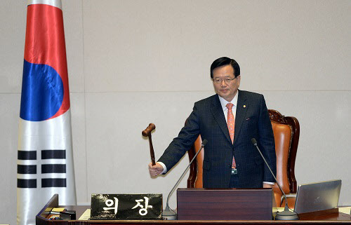 
	이완구 국무총리 후보자 임명동의안 표결을 위한 본회의가 열린 16일 오후 서울 여의도 국회 본회의장에서 정의화 국회의장이 개회를 선언하고 있다. /뉴시스
