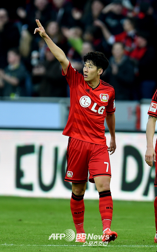 손흥민 해트트릭, '차붐'을 뛰어넘을 수 있을 것인가 > 피플 > 경제 일반