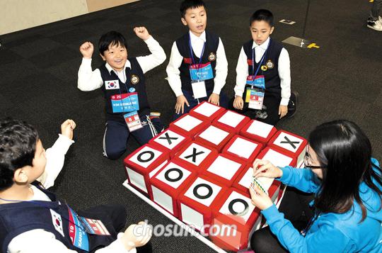 "목적지까지 가는 데 걸리는 시간은?" "해외여행 환전 시 가장 효과적인 방법은?" 협동해 문제 해결하고, 중국 영재들과 친목도 다지고