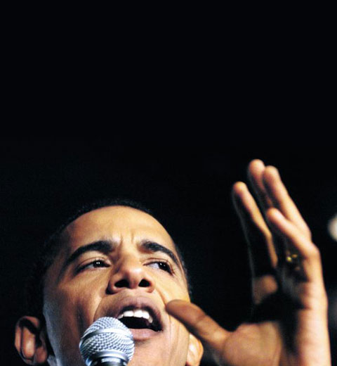 2004년 미 민주당 전당대회에서 기조연설하는 버락 오바마 대통령. 당시 연방 상원의원 후보였던 오바마는 미국민을 감동시킨 이 연설을 발판으로 전국적인 스타로 부상했다.