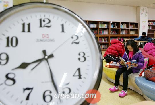 서울 초등학교 75%, 9시 등교 시작… 워킹맘 대신 할머니 손잡고 오기도