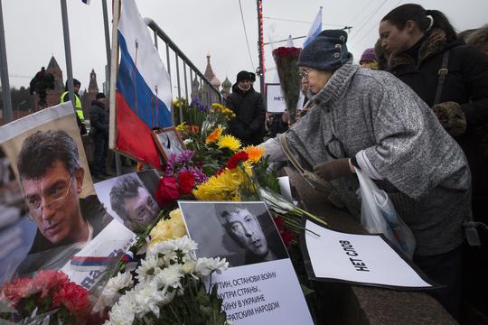 피살된 러시아 야권 지도자 보리스 넴초프 전 부총리를 추모하기 위해 모스크바 중앙광장으로 모여든 시민들이 2015년 3월 1일 그의 사진 앞에 헌화하고 있다. AP-뉴시스