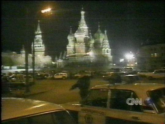 1995년 10월 14일(현지시각) 모스크바 붉은 광장 관광 중 납치된 현대전자 연수단이 인질로 잡혀있는 버스 주변 러시아경찰 너머로 크렘린 궁이 보인다. 납치범은 크렘린궁과 모스크바강을 잇는 모스크보레츠키 다리에서 버스를 세워놓고 경찰과 대치중이었다.