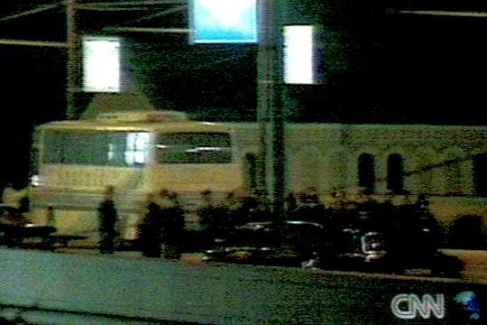 1995년 10월 14일(현지시각) 모스크바 붉은 광장 관광 중 납치된 현대전자 연수단이 인질로 잡혀있는 버스 모습. 이 다리에서 넴초프가 살해당했다.