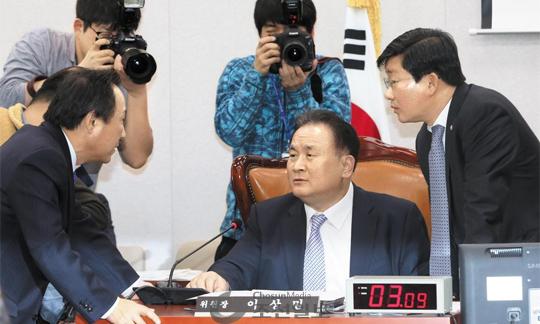 국회 법제사법위원회 이상민(가운데 앉은 사람) 위원장과 여야 간사인 홍일표(왼쪽) 새누리당 의원, 새정치연합 전해철 의원이 3일 이른바 ‘김영란법’ 처리 문제를 놓고 회의 시작 전에 사전 협의를 하고 있다.