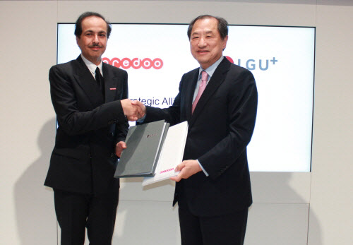 이상철 LG유플러스 부회장과 사우드 빈 나세르 알 타니 오레두 최고경영자(CEO)가 사물인트넷(IoT) 분야 협력을 위한 양해각서(MOU)를 체결하고 악수를 했다. /LG유플러스 제공